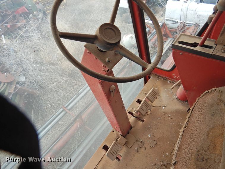 image for item DJ8459 International 1480  combine