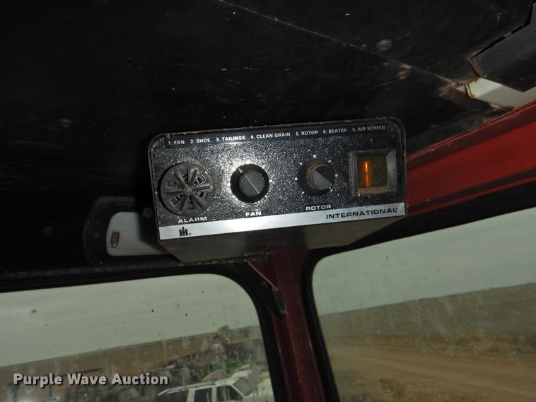 image for item DJ8459 International 1480  combine