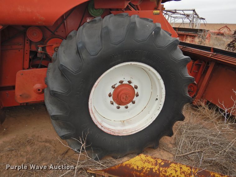 image for item DJ8459 International 1480  combine