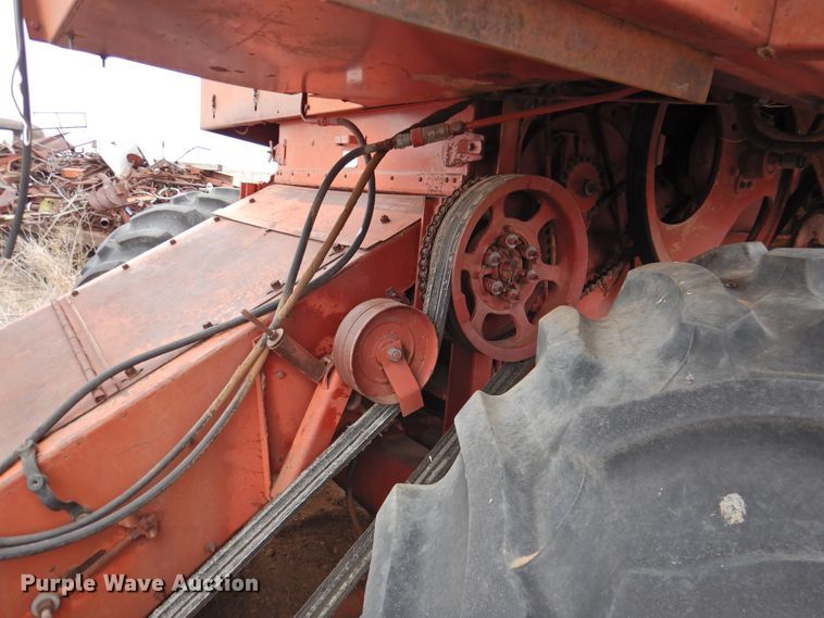 image for item DJ8460 International Harvester 915  combine