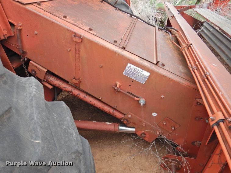 image for item DJ8460 International Harvester 915  combine