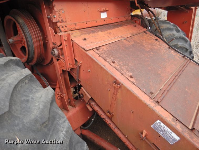 image for item DJ8460 International Harvester 915  combine