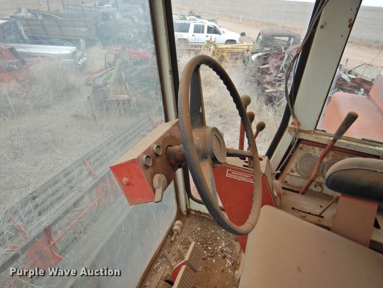 image for item DJ8460 International Harvester 915  combine