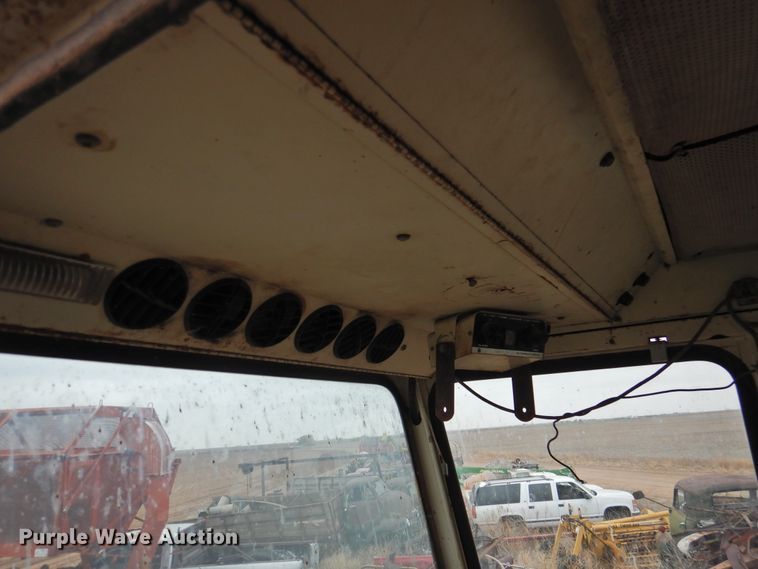 image for item DJ8460 International Harvester 915  combine