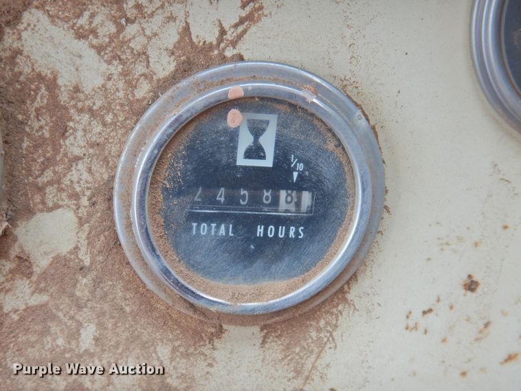 image for item DJ8460 International Harvester 915  combine