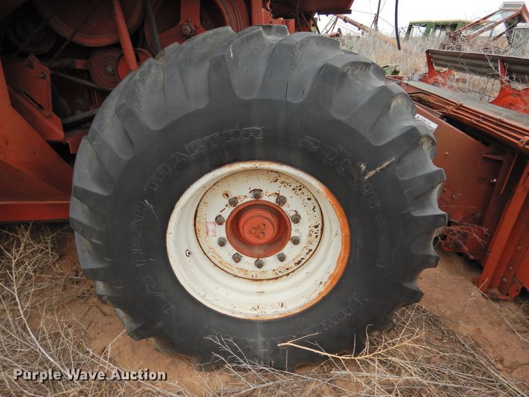 image for item DJ8460 International Harvester 915  combine
