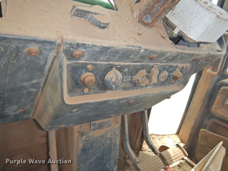 image for item DJ8463 1980 International 1486  tractor