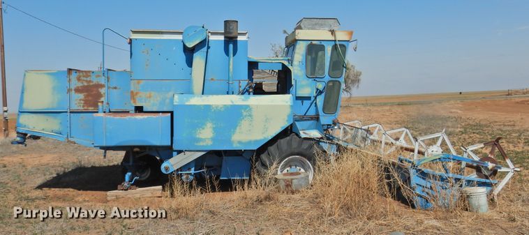 image for item DJ8466 Ford 642  combine