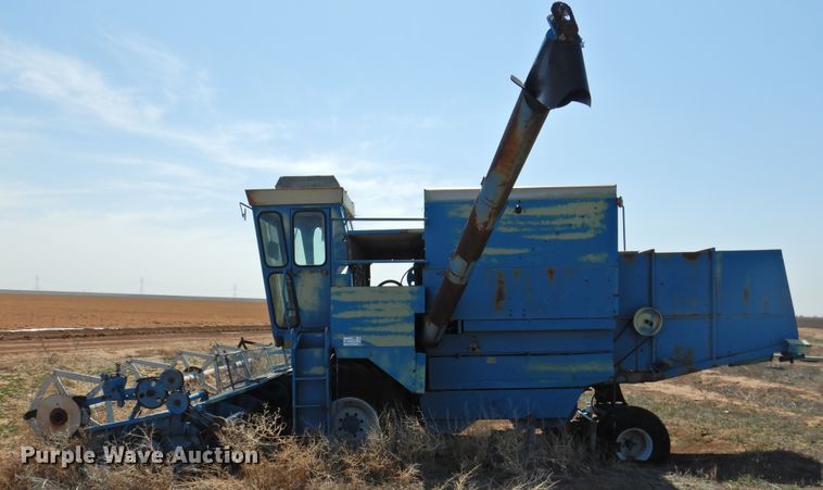 image for item DJ8466 Ford 642  combine