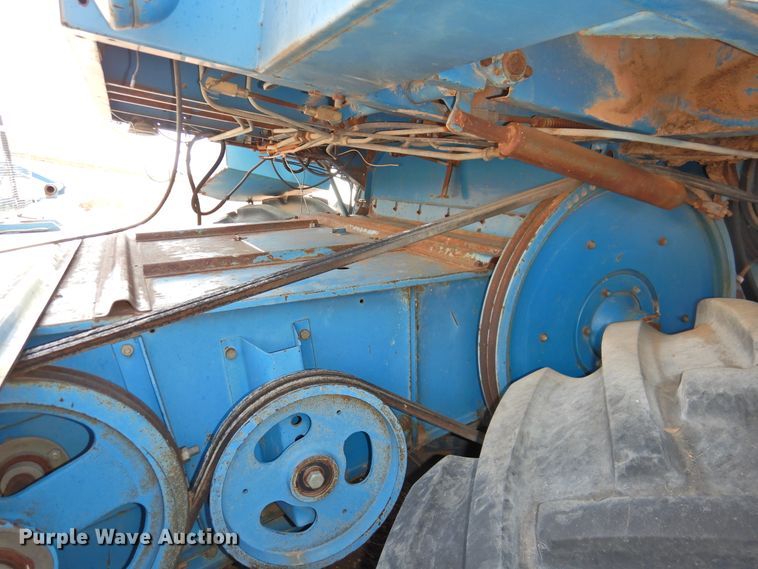 image for item DJ8466 Ford 642  combine