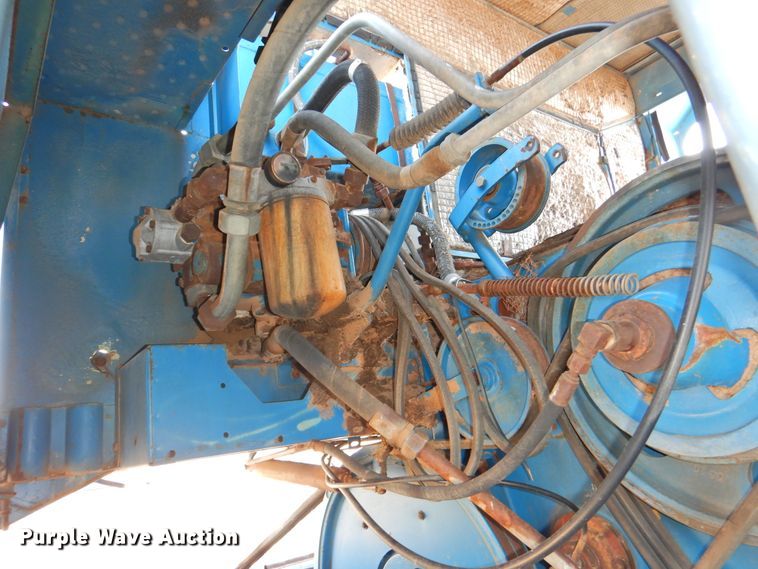 image for item DJ8466 Ford 642  combine