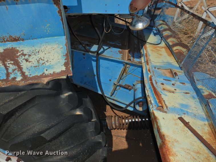 image for item DJ8466 Ford 642  combine