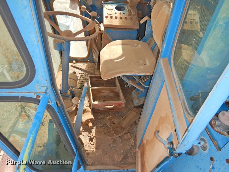 image for item DJ8466 Ford 642  combine