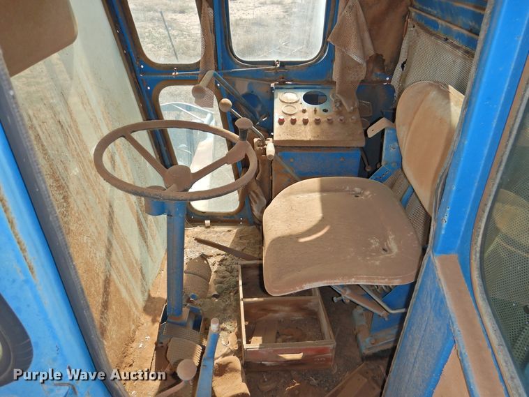 image for item DJ8466 Ford 642  combine