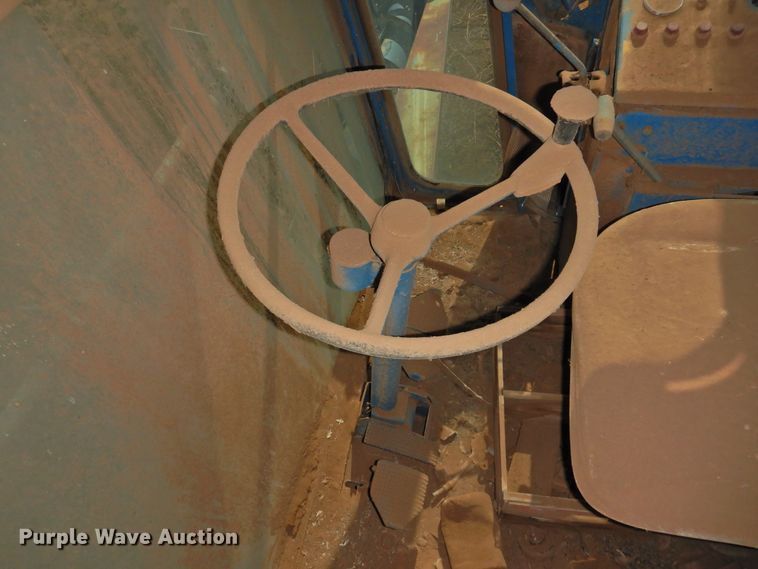 image for item DJ8466 Ford 642  combine