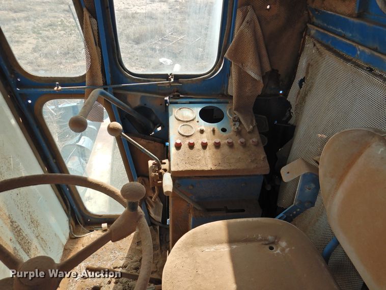 image for item DJ8466 Ford 642  combine