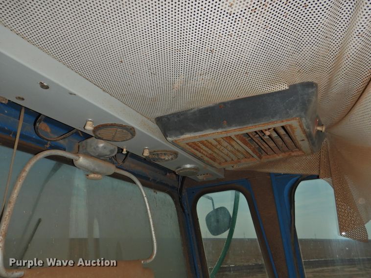 image for item DJ8466 Ford 642  combine