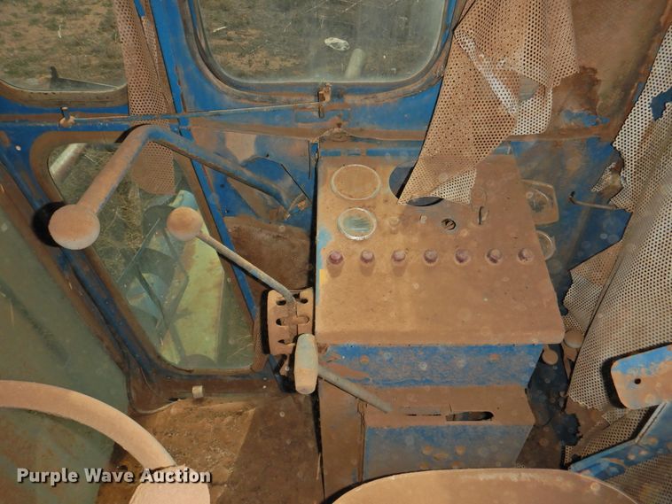 image for item DJ8466 Ford 642  combine