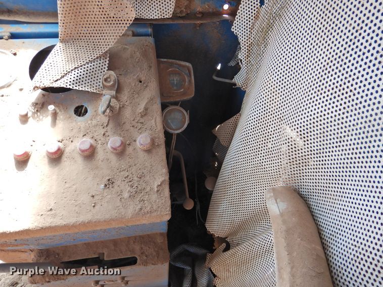 image for item DJ8466 Ford 642  combine