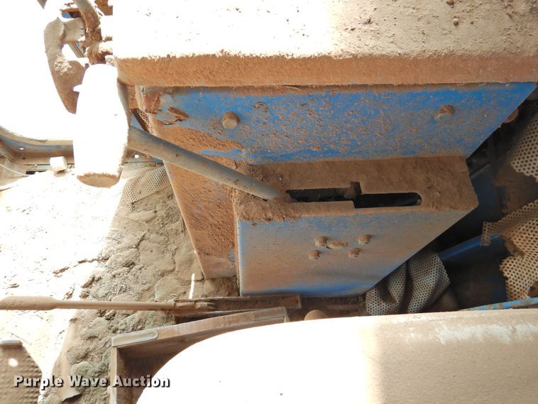 image for item DJ8466 Ford 642  combine