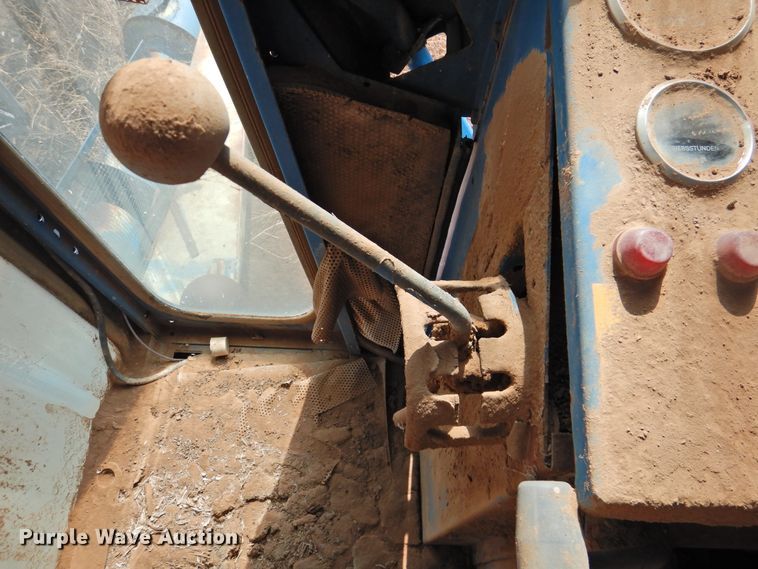 image for item DJ8466 Ford 642  combine