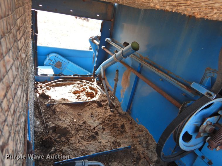 image for item DJ8466 Ford 642  combine