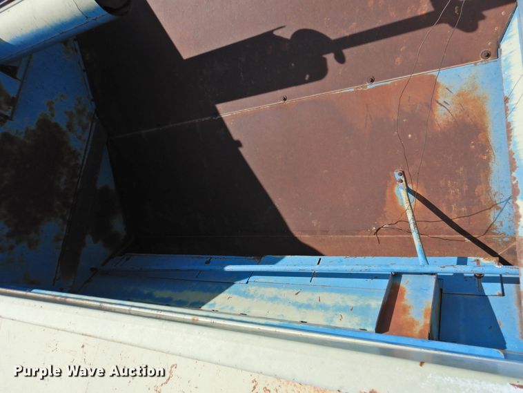 image for item DJ8466 Ford 642  combine