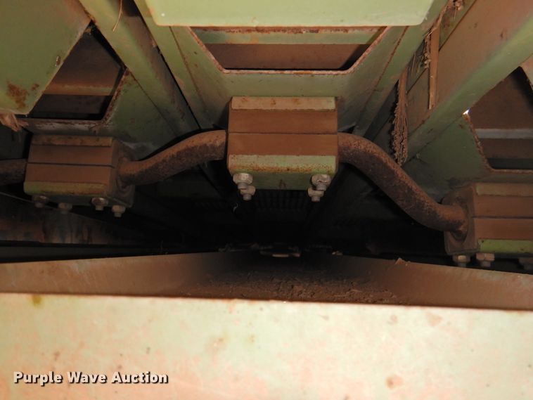 image for item DJ8466 Ford 642  combine