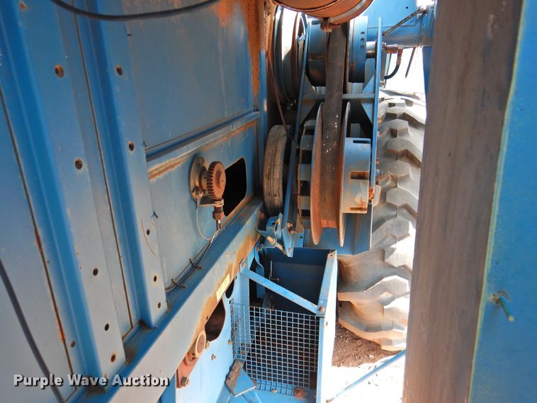 image for item DJ8466 Ford 642  combine