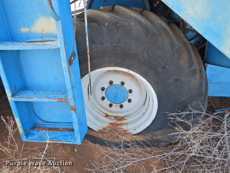 image for item DJ8466 Ford 642  combine