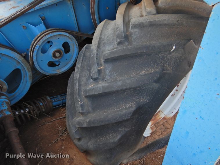 image for item DJ8466 Ford 642  combine