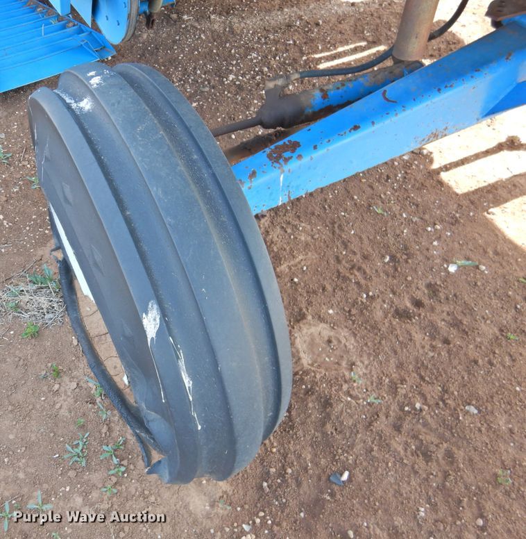 image for item DJ8466 Ford 642  combine