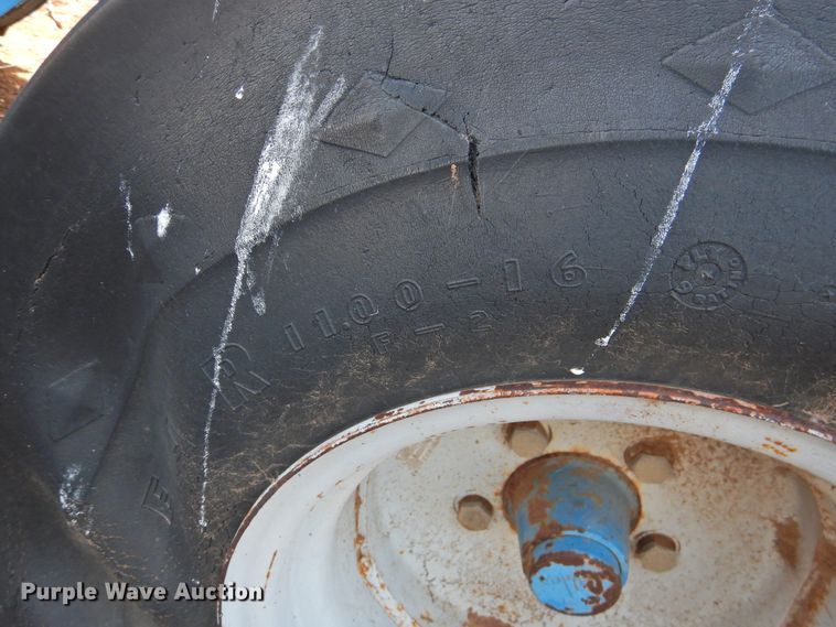 image for item DJ8466 Ford 642  combine