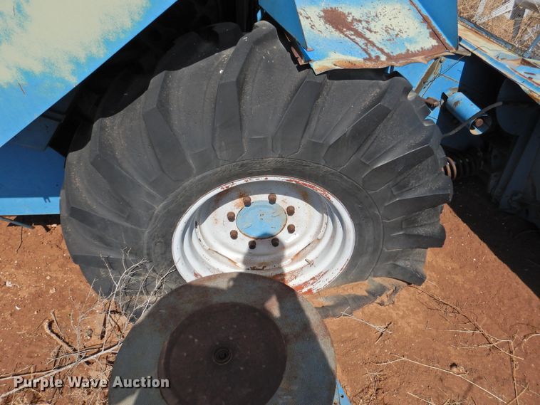 image for item DJ8466 Ford 642  combine