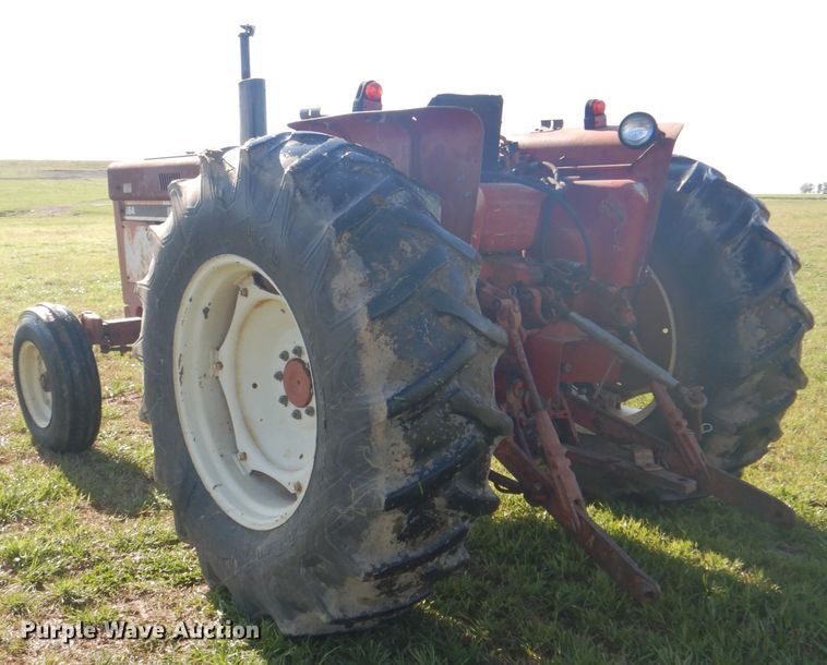 image for item DK5613 International 684  tractor
