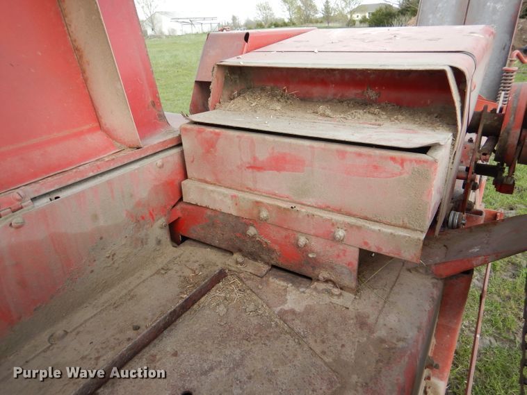 image for item DL2997 New Holland 275  small square baler