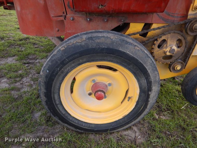 image for item DL2997 New Holland 275  small square baler