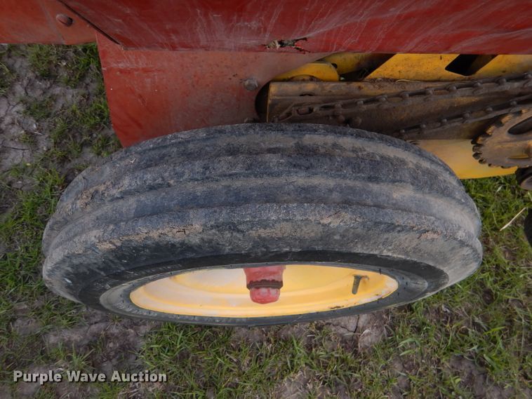 image for item DL2997 New Holland 275  small square baler