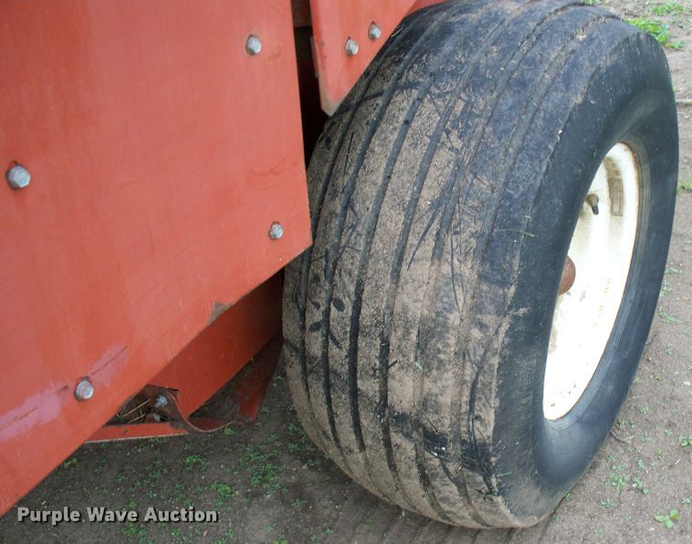 image for item GQ9590 1995 Hesston 565A  round baler
