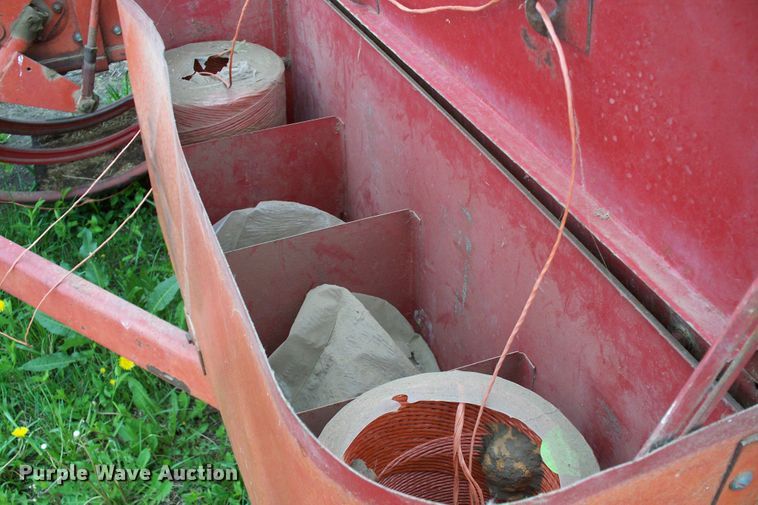 image for item GQ9591 1976 New Holland 283  small square baler