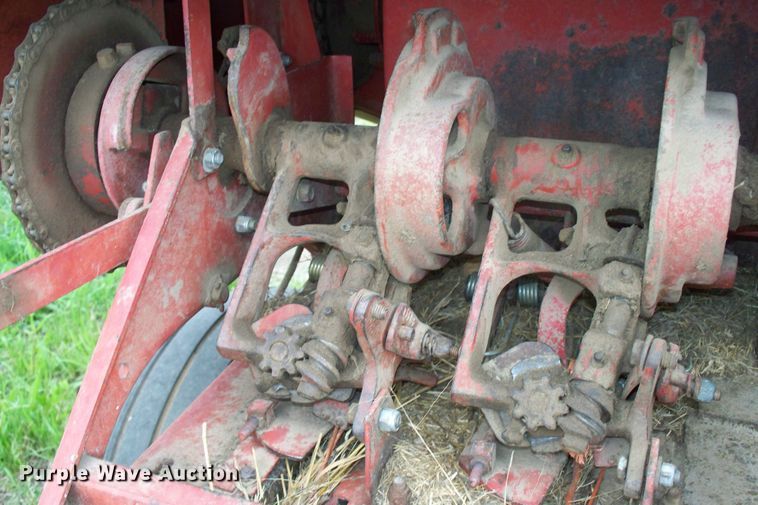 image for item GQ9591 1976 New Holland 283  small square baler