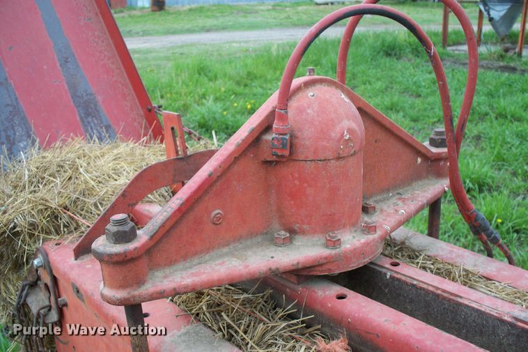 image for item GQ9591 1976 New Holland 283  small square baler