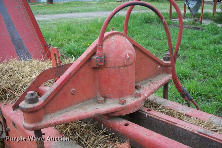 image for item GQ9591 1976 New Holland 283  small square baler