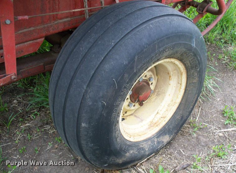 image for item GQ9591 1976 New Holland 283  small square baler