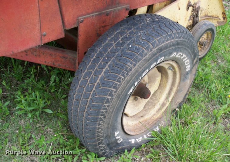 image for item GQ9591 1976 New Holland 283  small square baler