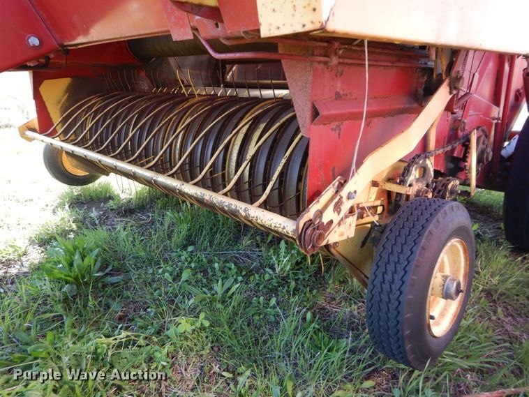 image for item HF9198 1984 New Holland 855  round baler