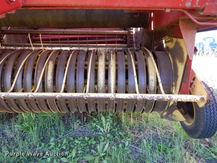 image for item HF9198 1984 New Holland 855  round baler
