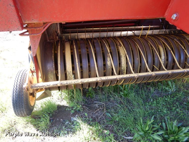 image for item HF9198 1984 New Holland 855  round baler