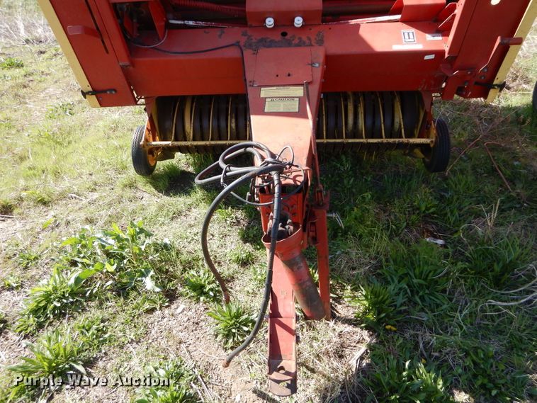 image for item HF9198 1984 New Holland 855  round baler