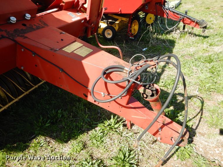 image for item HF9198 1984 New Holland 855  round baler